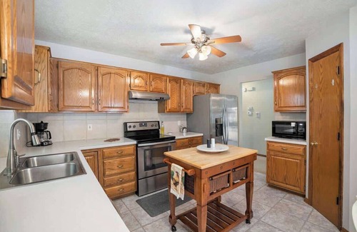 Bent Creek House | 4-Bedroom Retreat with Outdoor Space & King Bed