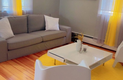 Pawtucket House | 4-bedroom single-family house on a producing orchard of 10 square feet.