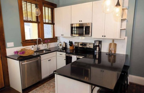 Roanoke Condo | 4 Bedroom Suite | Greenway | Food | Cocktails