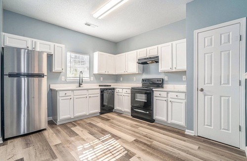 Conyers House | 4-bedroom townhome in marvelous Conyers with WiFi, AC