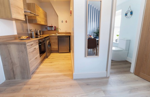 New Brighton House | 4 bedroom townhouse, 2 min to beach, sleeps 6, free WiFi & parking