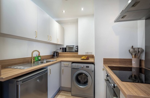 New Brighton House | 4 bedroom townhouse, 2 min to beach, sleeps 6, free WiFi & parking