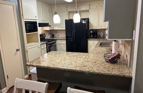 College Station House | 4-bedroom vacation home just 4 minutes from Texas A&M University