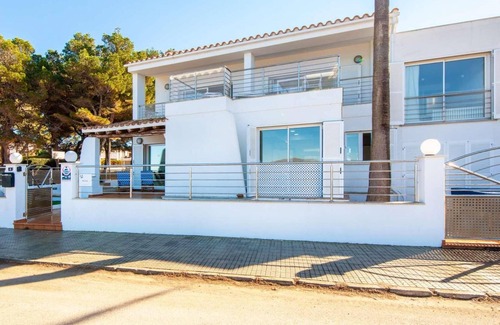 Marina Manresa Villa | 4 Bedroom villa with sea views and pool.