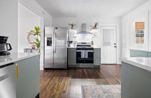 North Charleston Apartment | 4 Bedroom-Walk to Restaurants! 10 Min. to Downtown