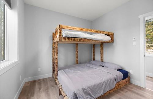 East Kootenay House | 4-bedroom with Game Room & Hot Tub