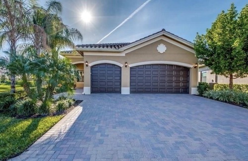 Arborwood House | 4 bedrooms 3.5 bathrooms heated swimming pool screen caged & fenced around home