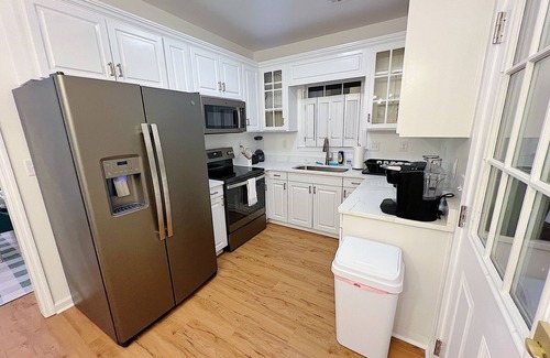 Summerville House | 4 Bedrooms 4 Bathrooms 2 Laundry Rooms - Brick Cottage