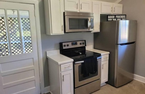 Athens House | 4 bedrooms, Pet Friendly, short walk to Southern Brewing Company.