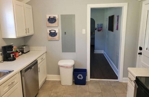 Athens House | 4 bedrooms, Pet Friendly, short walk to Southern Brewing Company.