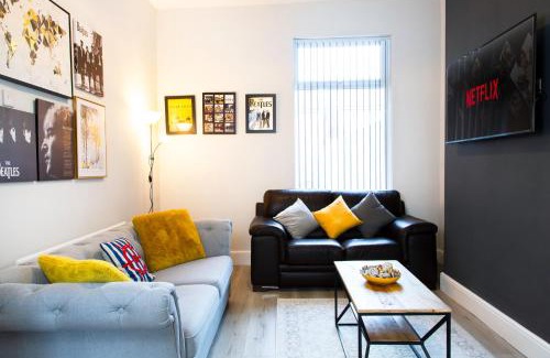Bootle House | 4 Bedrooms Spacious House With 2 Bathrooms Free Parking - sleeps up to 10 guests