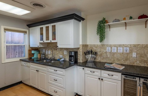 Midland House | 4 Beds ~ Game Room ~ Walk to DT ~ Pets Ok ~ BBQ