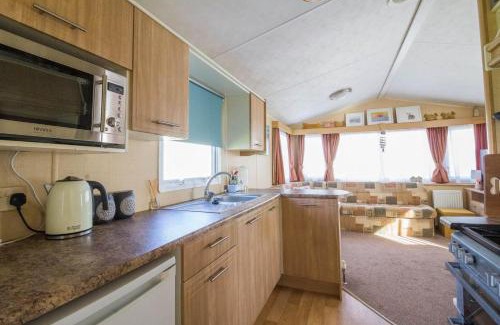 Anderby Creek Other | 4 Berth Caravan For Hire At Sunkist Holiday Park Near Skegness Ref 42084S