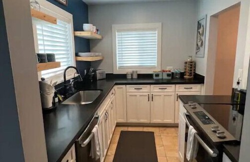 Williams House | 4 blocks from rt66- hot tub-firepit-AC