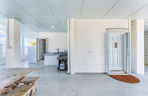 Treasure Beach Village House | 4 BR 3.5 Bath, Beach Front, Heated Pool, Dog Friendly Private Plantation Home