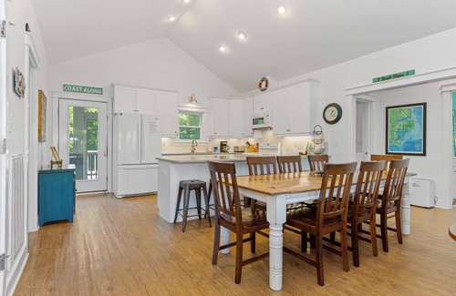 Emerald Isle House | 4 BR Cottage w/Pool, Hot Tub, Tiki Bar, 2 King Suites & Easy Beach Access