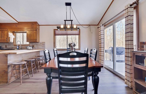 Tobyhanna House | 4 Br Cozy Cabin Sleeps 8 Pool Table Arcade Beach