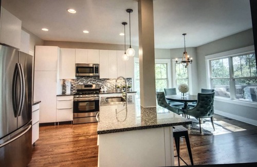 Cahal Street Group House | 4 Br - great deck/hot tub - 3 miles to Broadway !