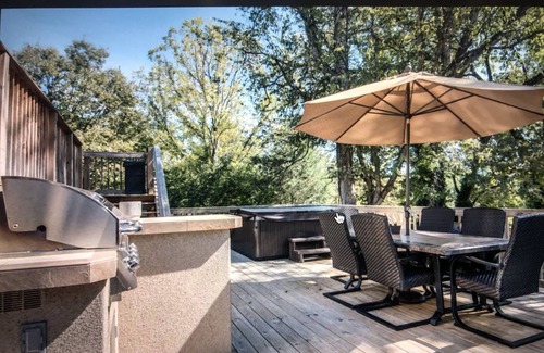 Cahal Street Group House | 4 Br - great deck/hot tub - 3 miles to Broadway !