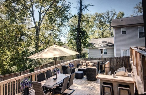 Cahal Street Group House | 4 Br - great deck/hot tub - 3 miles to Broadway !