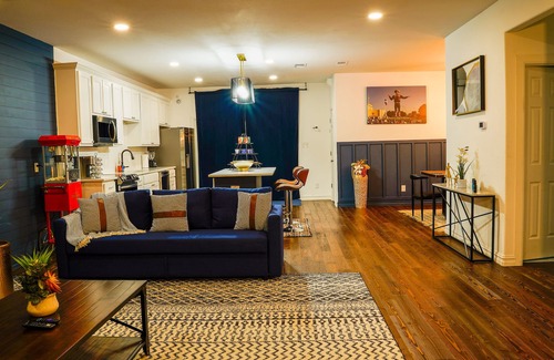South Dallas - Fair Park Villa | 4 BR , Large Yard with HOT TUB, Fire pit,Basket ball hoop