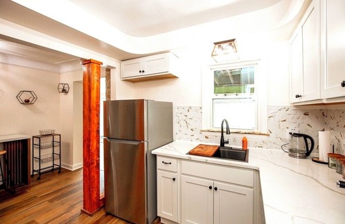 South Euclid House | 4-BR LuxeHot TubnNEW ON VRBO DISCOUNTED PRICE, EXCELLENT REVIEWS OTHER PLATFORMS