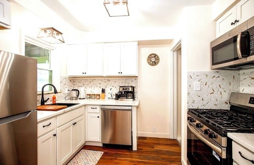 South Euclid House | 4-BR LuxeHot TubnNEW ON VRBO DISCOUNTED PRICE, EXCELLENT REVIEWS OTHER PLATFORMS