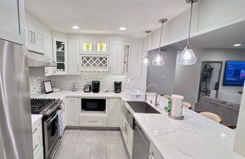 Southwest Anaheim House | ☀️4 BR Villa - Heated Pool/Spa Walk to Disneyland