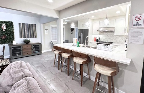 Southwest Anaheim House | ☀️4 BR Villa - Heated Pool/Spa Walk to Disneyland