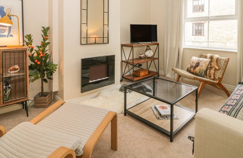 South Cave Cottage | 4 CASTLE MEWS, pet friendly, with a garden in South Cave