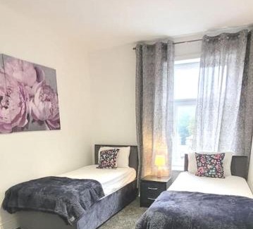 Accrington Apartment | 4 Double Bedroom House in Accrington sleeps 6