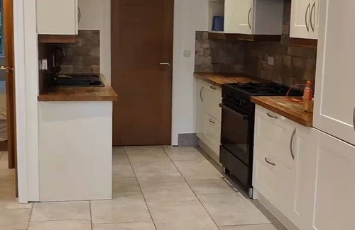 Bolton Apartment | 4 Guests - Bbq - Parking - Garden