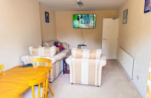 Wellingborough House | 4 Guests - Free Parking - Near Attractions