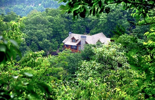 Maggie Valley House | 4 King bedrooms, great view, hot-tub in Gated Smoky Mtn Retreat