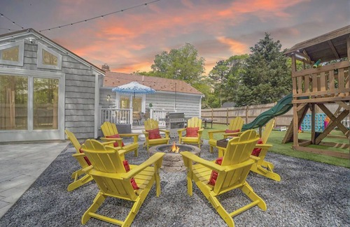 Northwest Harwich House | 4-King Beds in Cape Cod Heated Pool Putting Green Game Room Speak Easy Skeeball