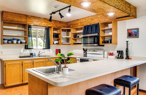Keaau Apartment | 4 Mi to Beach: Keaau Retreat w/Relaxing Porch!