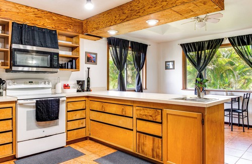 Keaau Apartment | 4 Mi to Beach: Keaau Retreat w/Relaxing Porch!
