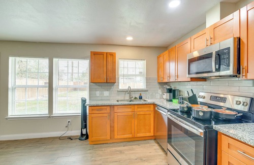 Southeast Houston House | 4 Mi to NRG Stadium: Quiet Home w/Fenced Yard!