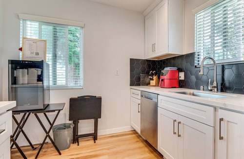 Los Angeles House | 4 Mi to SoFi Stadium, Fenced Yard: Modern Retreat!