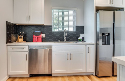 Los Angeles House | 4 Mi to SoFi Stadium, Fenced Yard: Modern Retreat!
