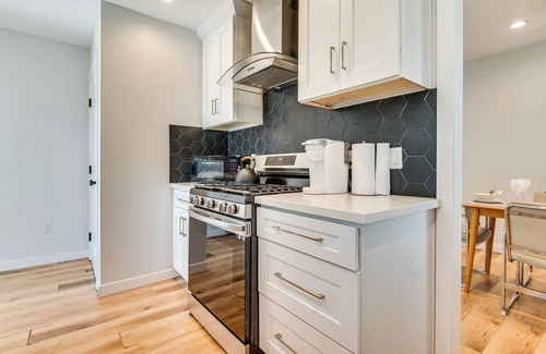 Los Angeles House | 4 Mi to SoFi Stadium, Fenced Yard: Modern Retreat!