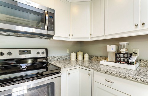 Venice Gardens House | 4 Mi to Venice Beach: Home w/Patio & Yard