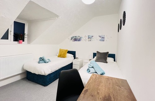 Gloucester Apartment | 4 minutes drive to Gloucester Quays, home away from home