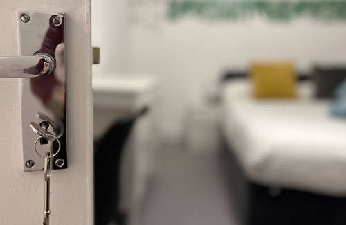 Gloucester Apartment | 4 minutes drive to Gloucester Quays, home away from home