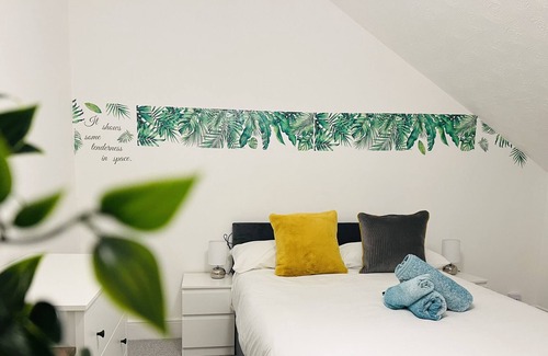 Gloucester Apartment | 4 minutes drive to Gloucester Quays, home away from home
