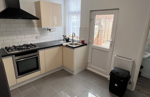Coventry House | 4 person cosy full house with garden access - close to city centre and CBS arena