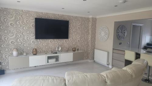 Perth Apartment | 4 Private bedroom house with 3 parking spaces free