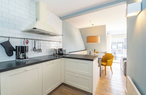 Westerland Apartment | 4-room vacation apartment with balcony and view of the dyke meadows.