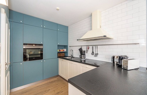 Westerland Apartment | 4-room vacation apartment with balcony and view of the dyke meadows.
