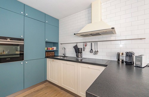 Westerland Apartment | 4-room vacation apartment with balcony and view of the dyke meadows.